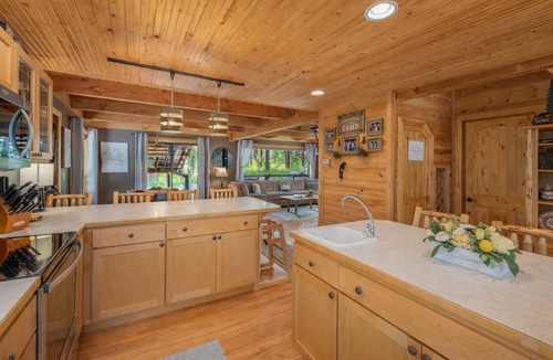 Ardenvoir Cabin | Thyme Out/HotTub, WIFI, Fenced Dog Space, Forest