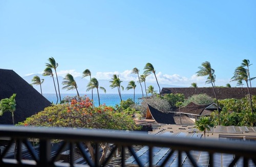 Kaanapali Hotel | Tower Partial Ocean View King at Royal Lahaina Resort