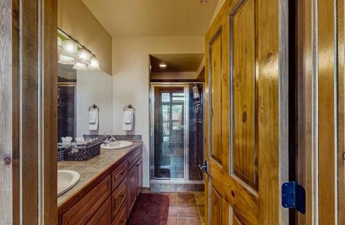 Bear Crossing House | Trailside Tranquility