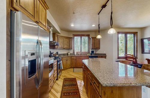 Bear Crossing House | Trailside Tranquility