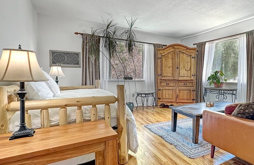 Paonia Hotel | Tranquil hotel room: 4 beds, Full kitchen, Living, Dining in the heart of Paonia