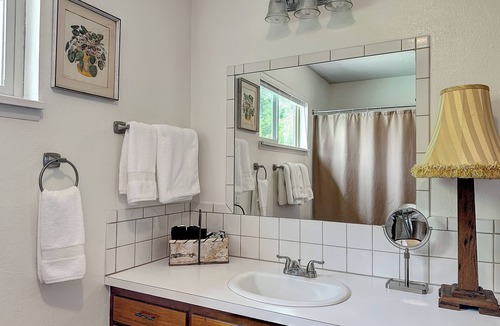 Paonia Hotel | Tranquil hotel room: 4 beds, Full kitchen, Living, Dining in the heart of Paonia