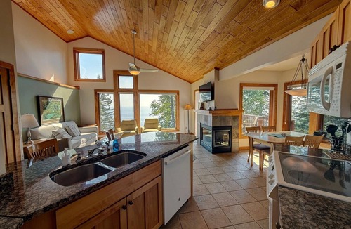 Lutsen Condo | Tranquil Lakefront Upper 2BR Condo with Lake Superior Views