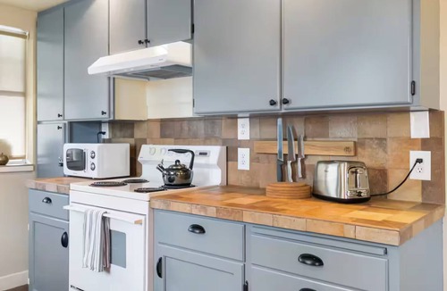 Squire Park House | Tucked Away Bungalow Office + Parking + Wifi