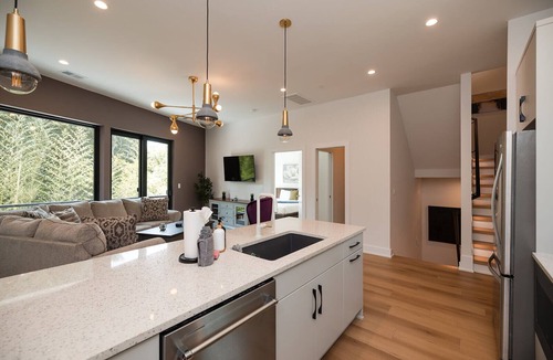 Wilmington House | Turf ROOFTOP + Sleeps Up to 16 If Renting Multiple Units! Unit B