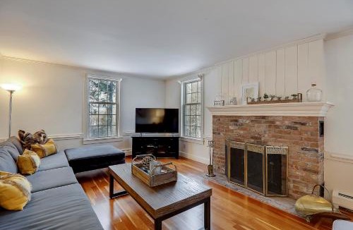 Moscow House | Two Chimneys: 5 br, a/c, fireplace, deck & hot tub, firepit, garage!