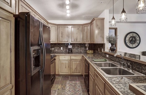 Four O'Clock Condo | Tyra Riverbend 213: Close to town-Shared hot tubs!