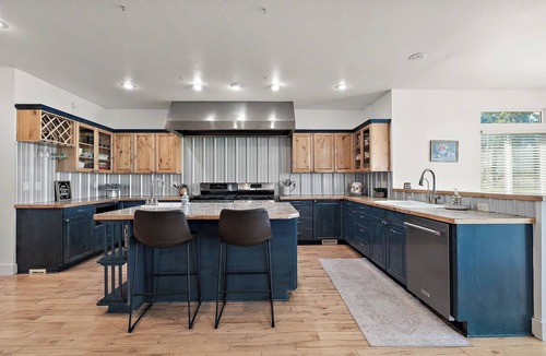 Caldwell House | Ultimate Group Getaway: 3 min from Lake, vineyards, event centers + Hot Tub