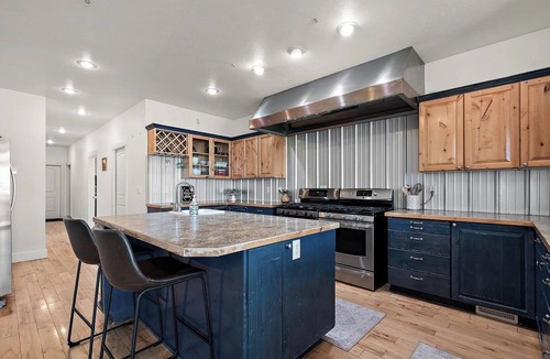 Caldwell House | Ultimate Group Getaway: 3 min from Lake, vineyards, event centers + Hot Tub