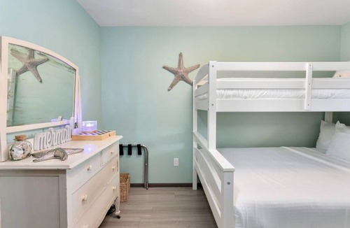 Grayland Hotel | Underwater Mermaid Theme w/Bunk Bed