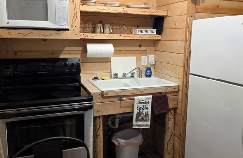 Cedaredge Cabin | Unit 2: King Bed Suite with Full Kitchen at the Cedaredge Lodge