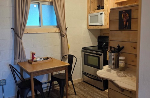Cedaredge Cabin | Unit 2: King Bed Suite with Full Kitchen at the Cedaredge Lodge