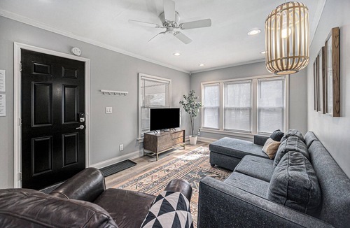 Jackson Apartment | Updated Modern & Spacious 2 bed Apartment Near Everything!