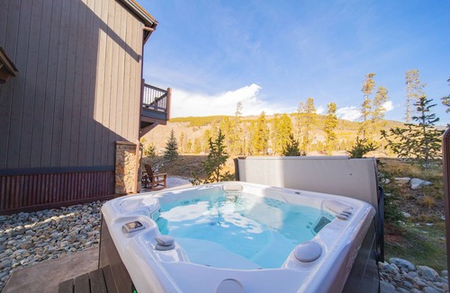 River Run House | Updated Townhome | Private Hot Tub | Pool access