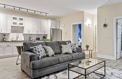 East Liberty Apartment | Upscale 2BR suite ~ Free Parking & Walkable!