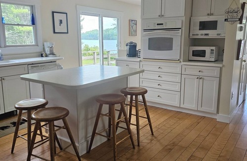Spruce Head House | Upscale Charming Chalet Style Cottage