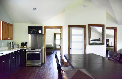 Highland Cottage | Urban Oasis Guesthouse: with Hot Tub & Firepit, Highlands, sleeps 8