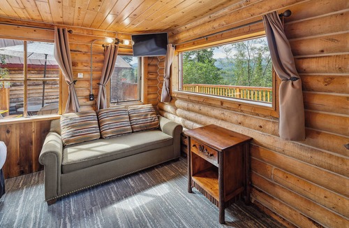 Denali National Park Cabin | Deluxe King w/Sleeper Sofa Dall Suite