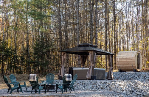 Jamaica Ski Chalet | Vermont A-Frame | Sleeps10, Hot Tub, Sauna, EV, AC
