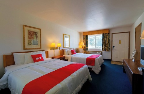 Eureka Springs Hotel | Views & Value! Premium 2 Queens + Balcony for your Group.