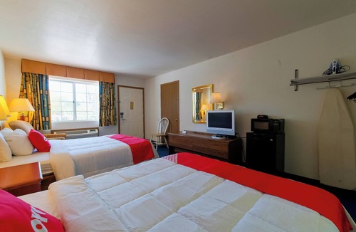 Eureka Springs Hotel | Views & Value! Premium 2 Queens + Balcony for your Group.