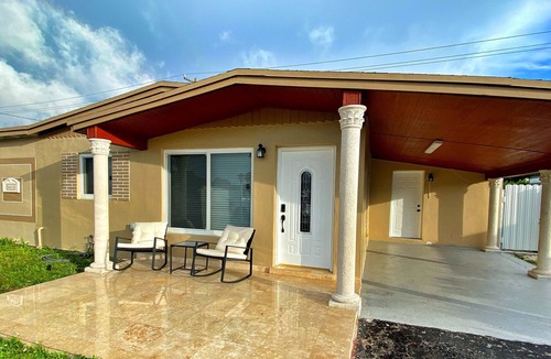 Miami Gardens House | Villa Blanca near HardRock Stadium