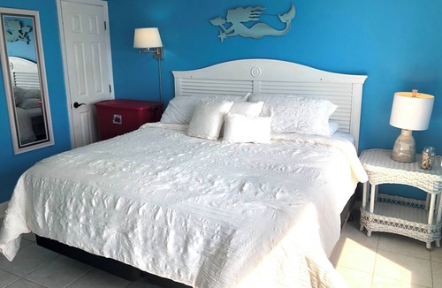 North Topsail Beach Resort | Villa Capriani - Ocean Front resort- King Suite#1-Sleep 3 adults & 1 child