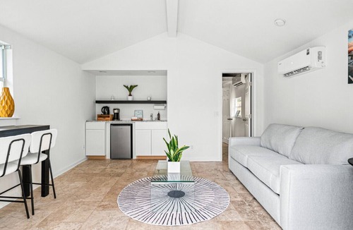 Pinewood Park House | Villa Marina - Pool, Mins to DT + Beach