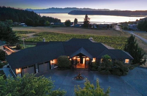 Clinton Villa | Vineyard Villa Bayview Getaway. Family Friends Gathering and Kids' Fun Paradise