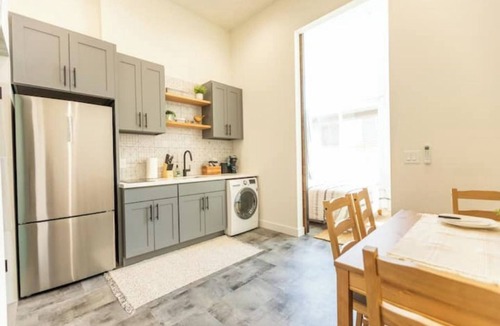 North Admiral House | W Seattle Modern Studio-Transit,AC,Close 2 Bridge!