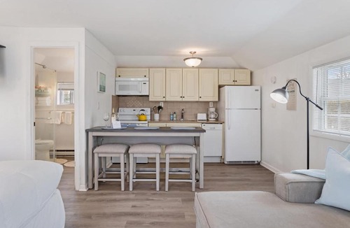Wading River House | Wading River Beach Studio Steps to Shore, Full Kitchen