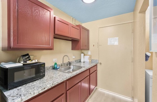 Keaukaha Condo | Walk to Beach Balcony + Garden Views/Sleeps 2