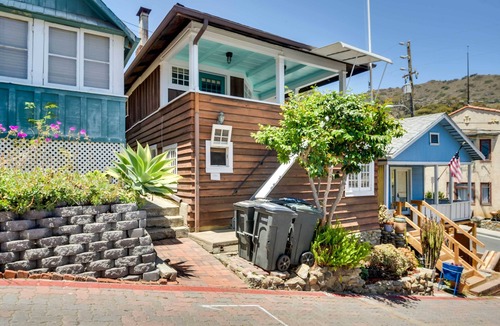 Avalon Cottage | Walk to Beach: Catalina Gem w/Deck!