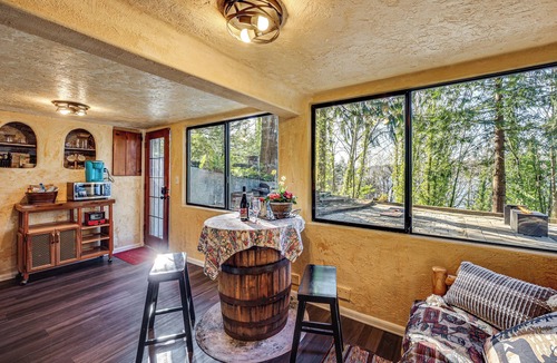 Gig Harbor Apartment | Walk to Beach! Scenic 'wine Studio' in Gig Harbor