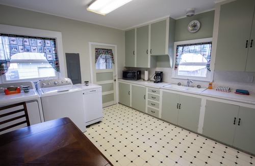 Forks House | Walk to Downtown King Bed Near Olympic Beaches