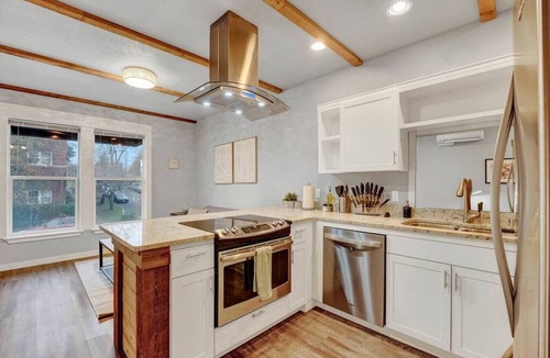 New Tacoma Apartment | Walk to DT | Fast Wi-fi + Long stay equipped!
