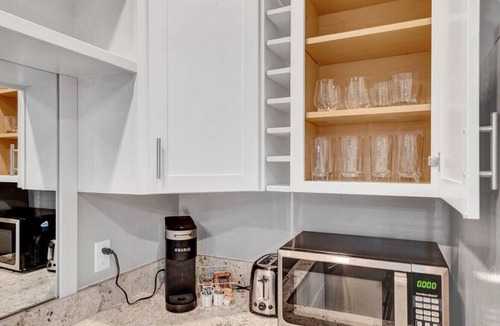 New Tacoma Apartment | Walk to DT Fast Wi-fi + Long Stay Equipped!