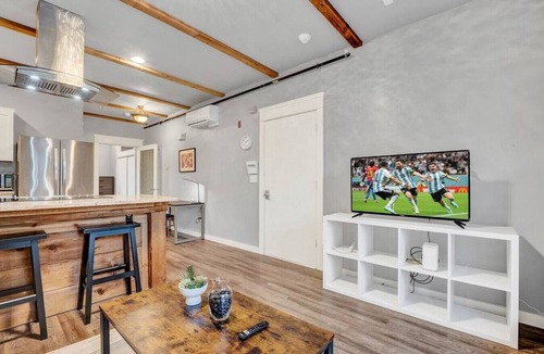 New Tacoma Apartment | Walk to DT Fast Wi-fi + Long Stay Equipped!