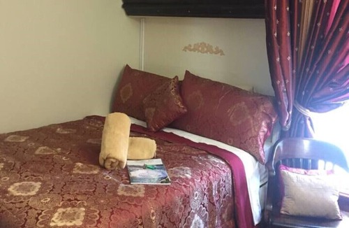 Downtown Niagara Falls Bed & Breakfast | Walk to Everything -Campaign Room