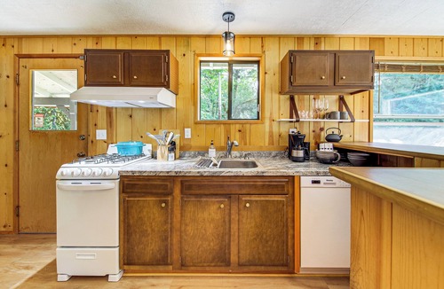 Baring House | Walk to Skykomish River: Wooded Escape w/Fire Pit