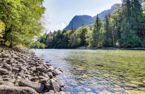 Baring House | Walk to Skykomish River: Wooded Escape w/Fire Pit