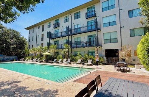 Legacy Park Apartment | Walkable Chic Studio in Trendy Area/Parking garage/Wifi