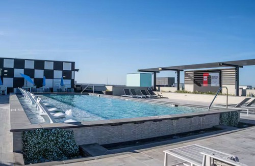 Washington Ave./ Memorial Park Apartment | Walking Paradise-Rooftop Pool-Free Parking & Wifi