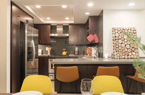 Northwest Bellevue Condo | Washington State Inspired Free Parking
