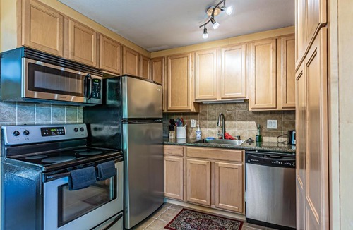 North End Apartment | Water View, Best Area, 2 Bedrooms, WD, Jacuzzi Bath, New Carpet, Balcony, View, 825sf