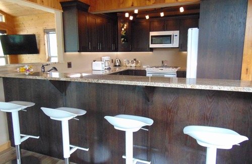 Pointe du Bois Cabin | Waterfront Bliss: 360° Views at Tall Pine Point