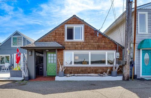 University Place House | Waterfront Cabin w/Stunning Sound Views
