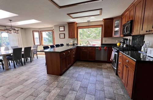 Shelton House | Waterfront charming 3-bedroom house with hot tub, sauna and bikes, sleeps 6