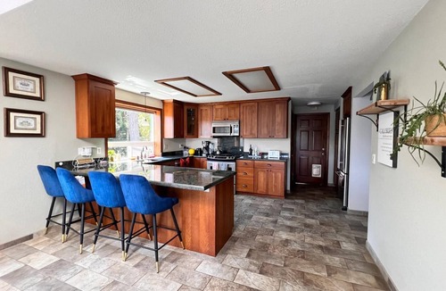 Shelton House | Waterfront charming 3-bedroom house with hot tub, sauna and bikes, sleeps 6