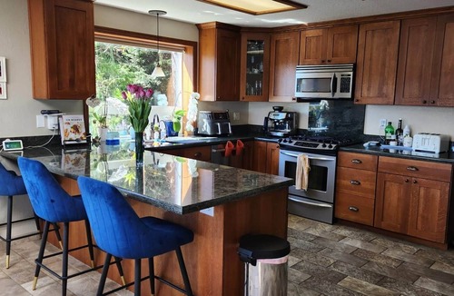 Shelton House | Waterfront charming 3-bedroom house with hot tub, sauna and bikes, sleeps 6